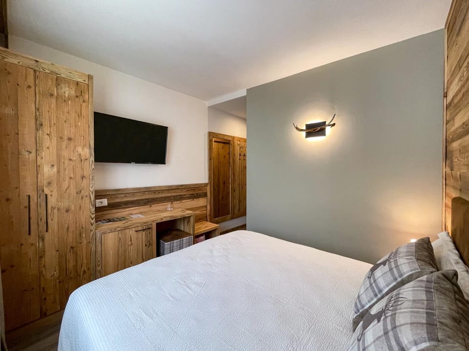 Bed, TV and multimedia, Photo of the whole room, Bedroom