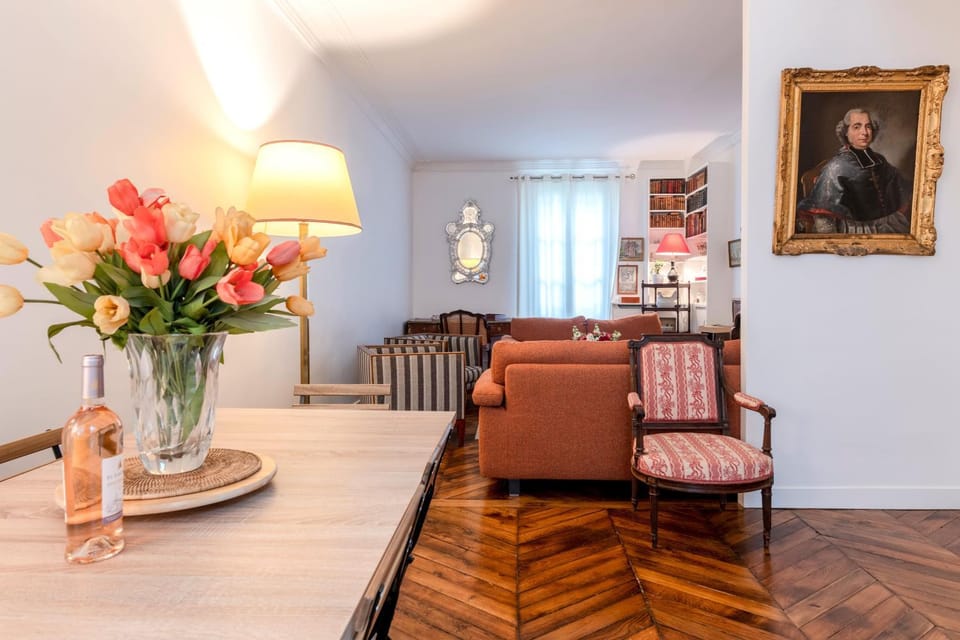 Living room, Decorative detail, Dining area