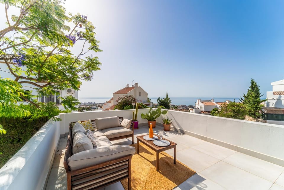 A terrace with sea view, 2 bedrooms apartment in Benalmadena Apartment in Benalmadena