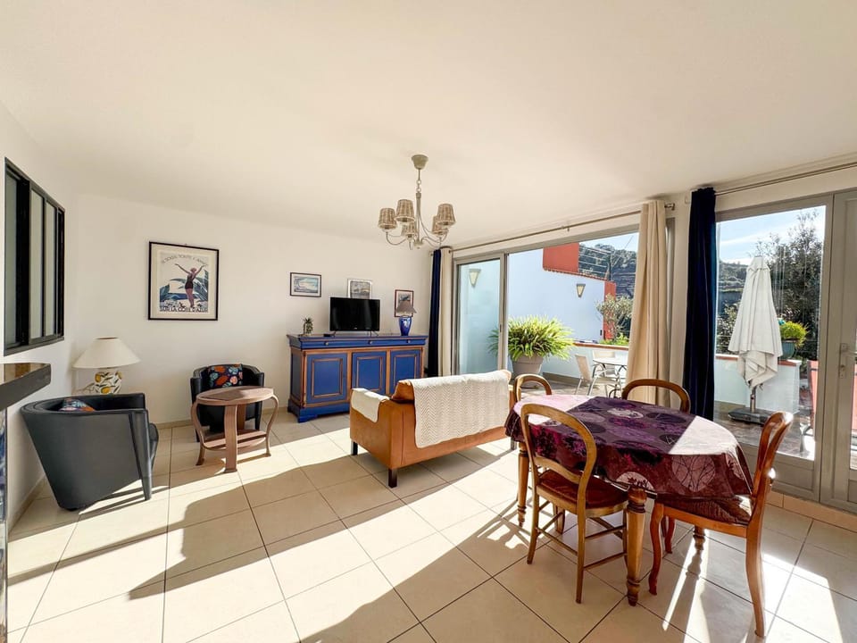 TV and multimedia, Living room, Dining area