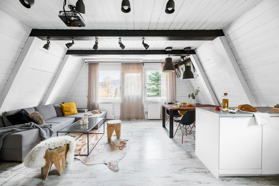 Living room, Seating area, Dining area, Pets