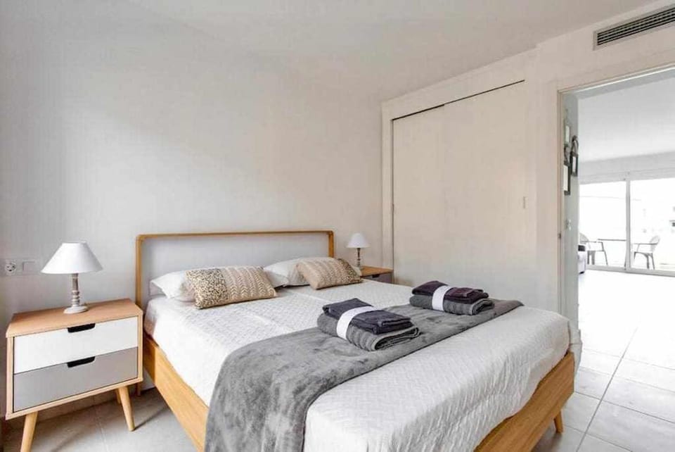 Bed, Bedroom, towels, wardrobe