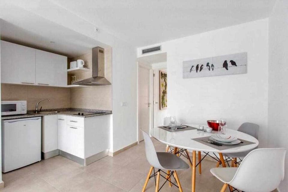 Kitchen or kitchenette, Dining area, stove