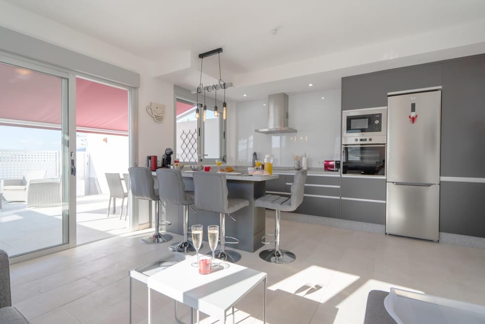 Kitchen or kitchenette, Dining area
