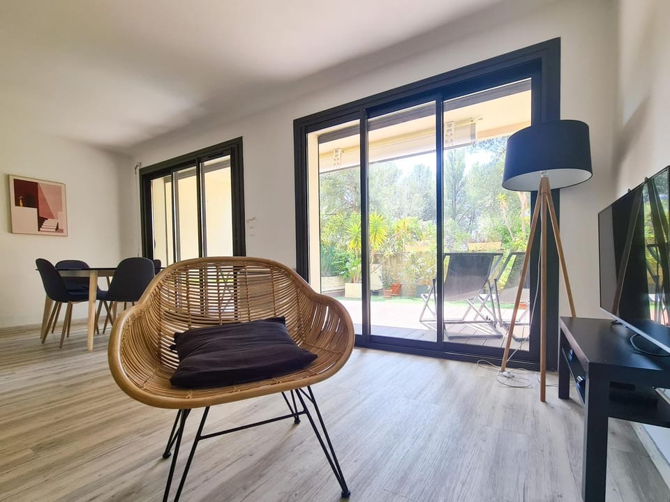 Living room, Dining area