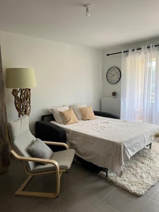 Bed, Living room, Photo of the whole room