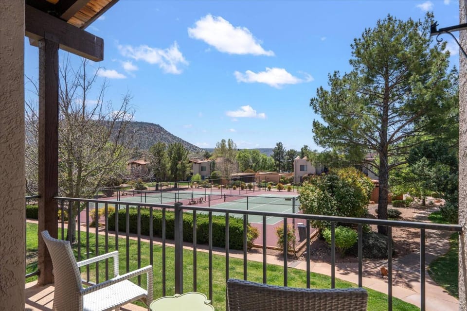 Red Rock Retreat House in Village of Oak Creek