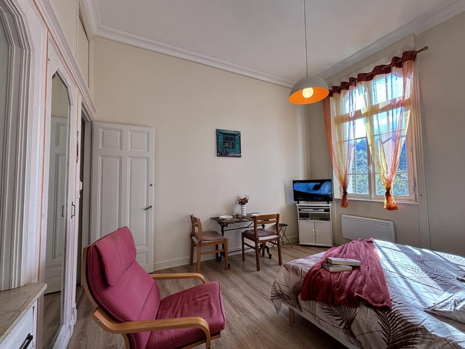 Bed, TV and multimedia, Photo of the whole room, Seating area, Bedroom