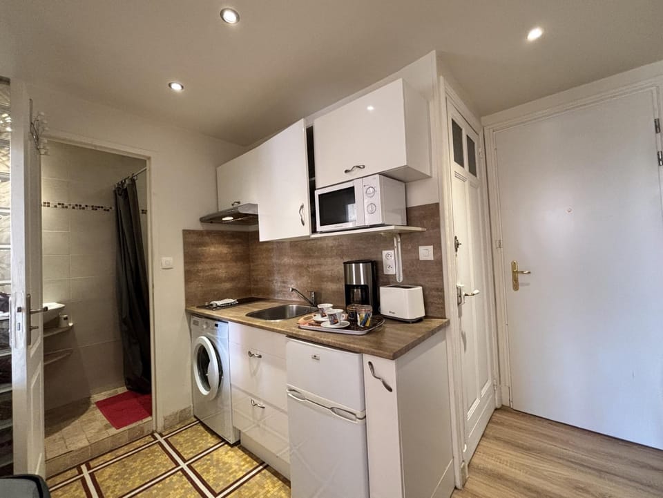 Coffee/tea facilities, Kitchen or kitchenette, oven, stove, toaster, washing machine