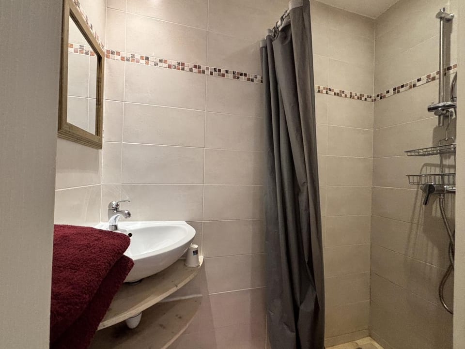 Shower, Toilet, Bathroom, towels