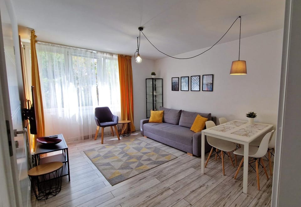 TV and multimedia, Balcony/Terrace, Photo of the whole room, Seating area