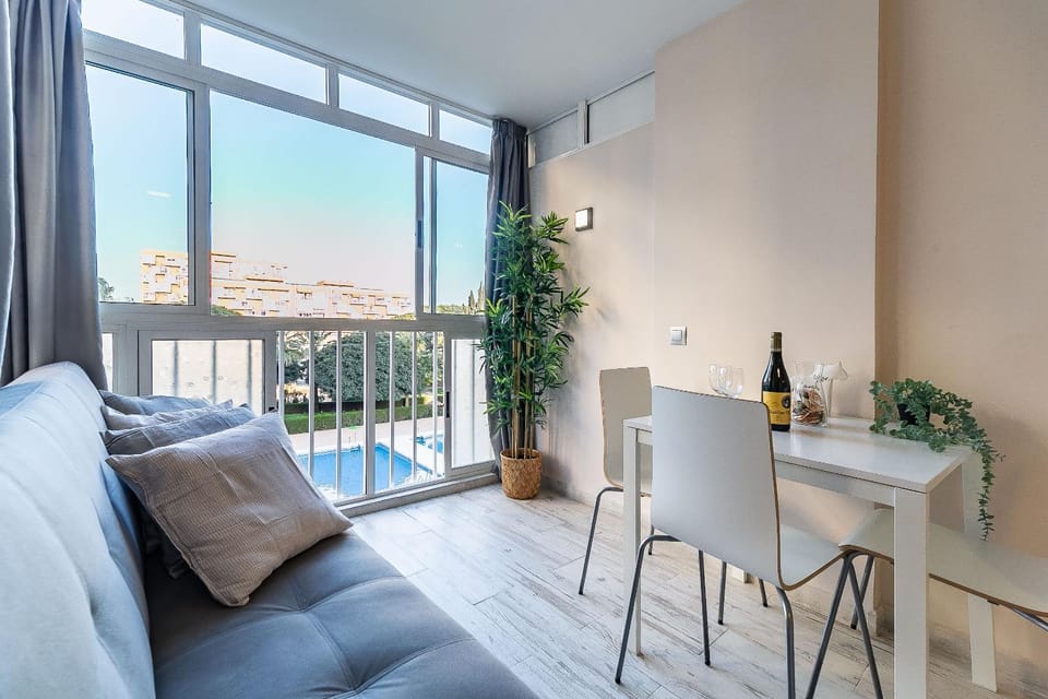 Balcony/Terrace, Living room, Seating area, Dining area, City view, Pool view