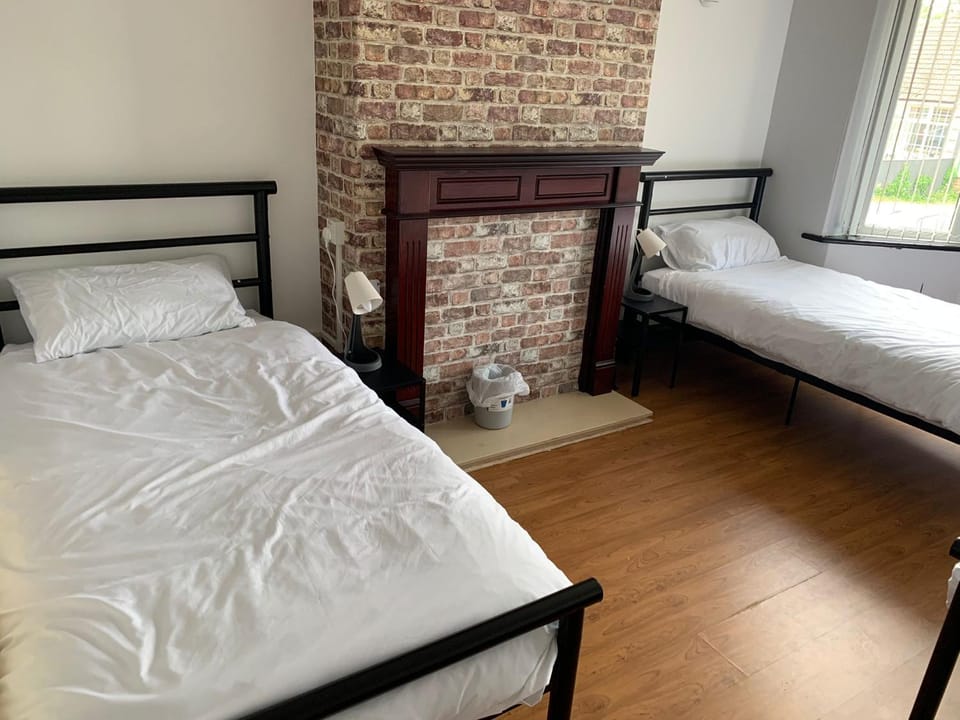 Bed, Photo of the whole room, Seating area, Bedroom, internet, locker, locker