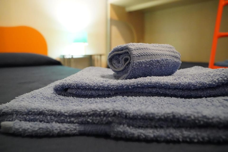 Bed, Bedroom, towels