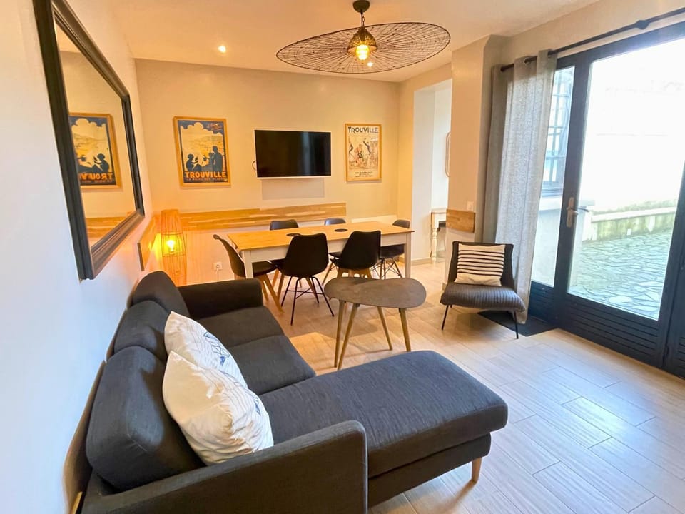 Communal lounge/ TV room, Living room, Dining area