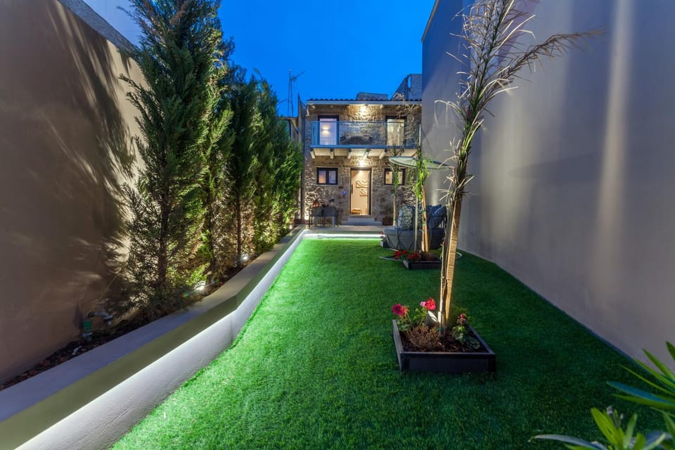 Property building, Patio, Patio, Night, Balcony/Terrace, Balcony/Terrace, Dining area, Time of day, sunbed, sunbed