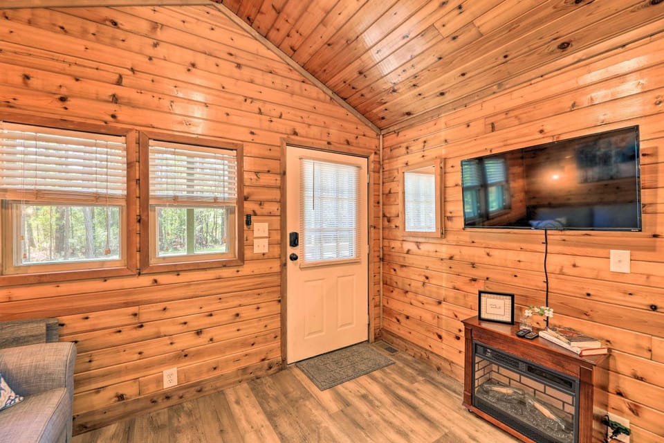 Family-Friendly Cabin ~ 5 Mi to Dtwn New Bern Cabin in New Bern
