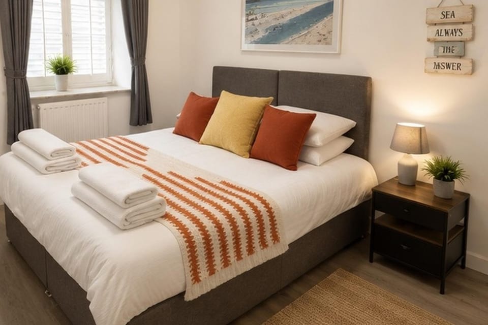 Modern~ Reverse Level~2 bed~Townhouse~Central~Penzance House in Penzance