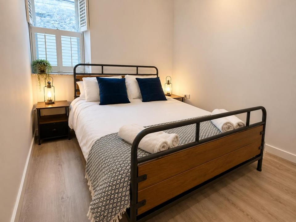 Modern~ Reverse Level~2 bed~Townhouse~Central~Penzance House in Penzance