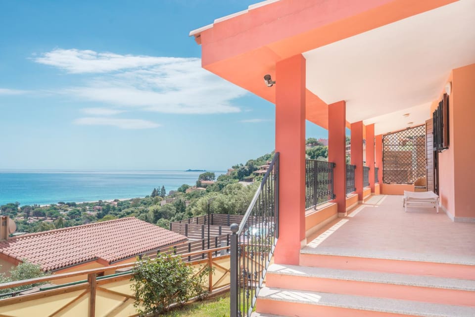 Facade/entrance, Balcony/Terrace, Sea view