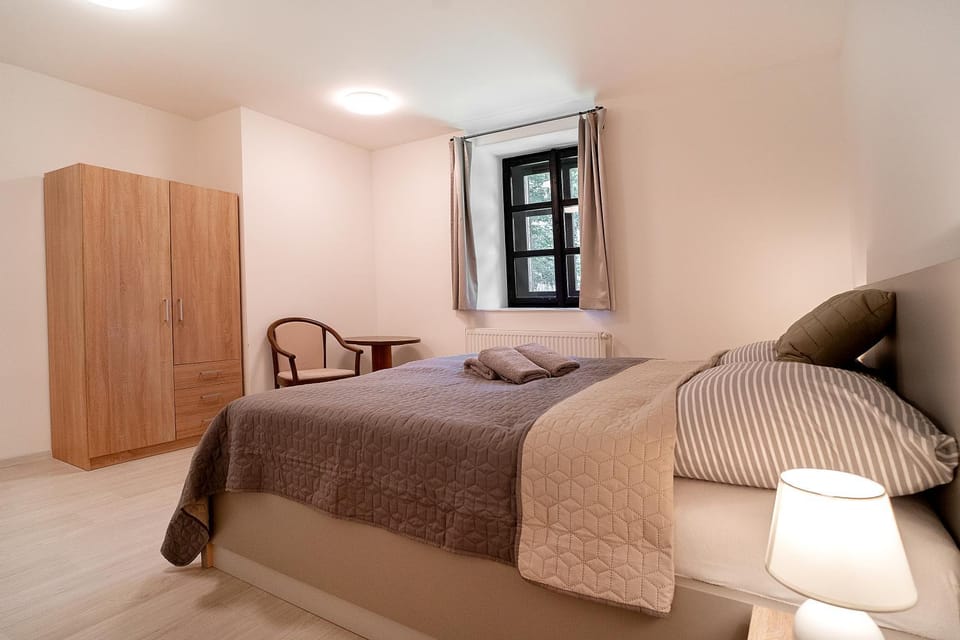 Bed, Bedroom, towels