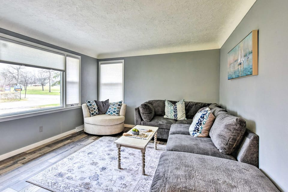 Walk to Lake Pepin: Charming Retreat w/ Deck House in Pepin