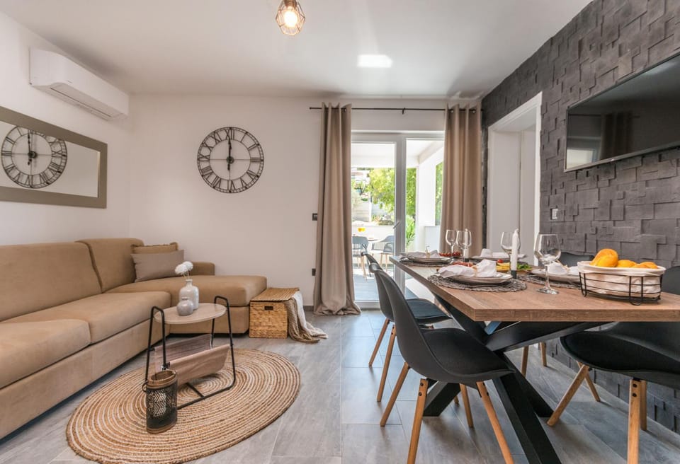 Seating area, Dining area