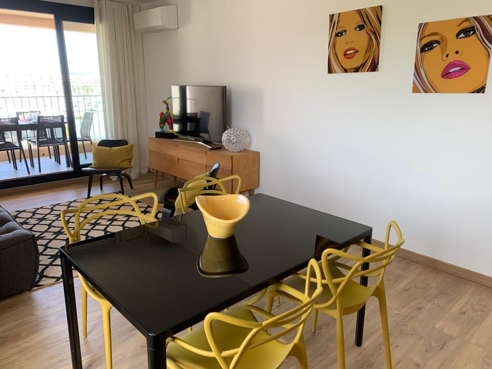 TV and multimedia, Living room, Dining area