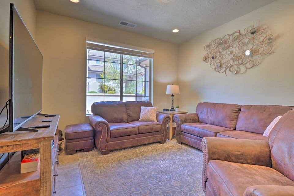 Blue Sky Get-a-Way Townhome with Patio, Grill House in Washington