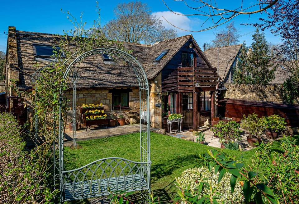 Property building, Patio, Spring, Garden, Pets, Parking, pet friendly