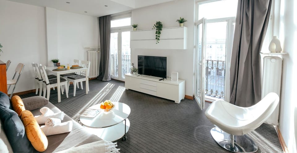 Plac Konstytucji 6 Orange - Apartament dla 4 osób - Bezpłatny parking - Free parking - piękny widok na panoramę Warszawy Apartment in Warsaw