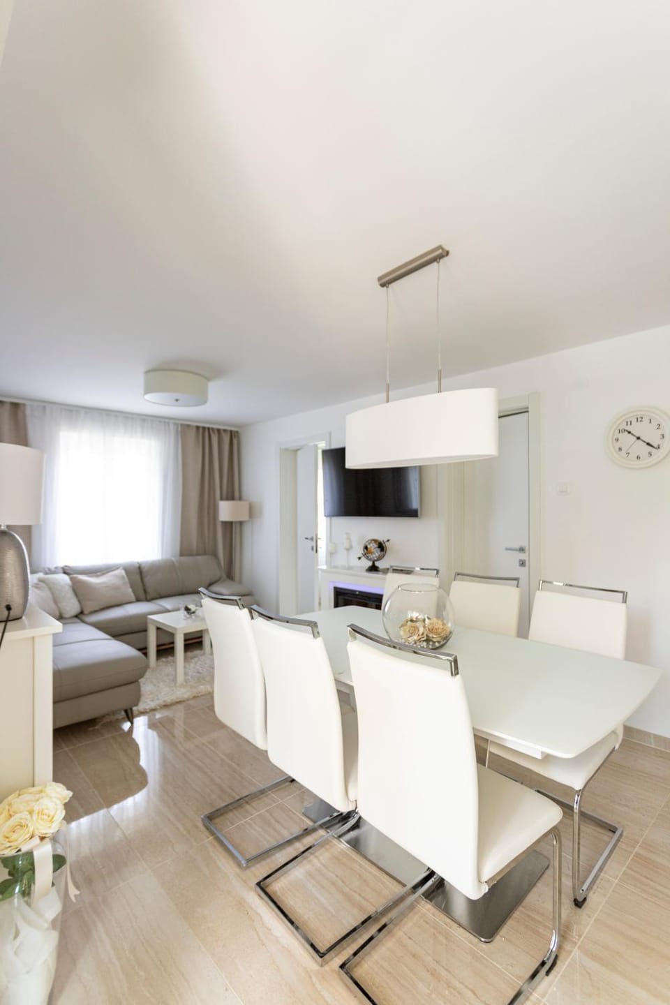 Kitchen or kitchenette, Living room, Seating area, Dining area