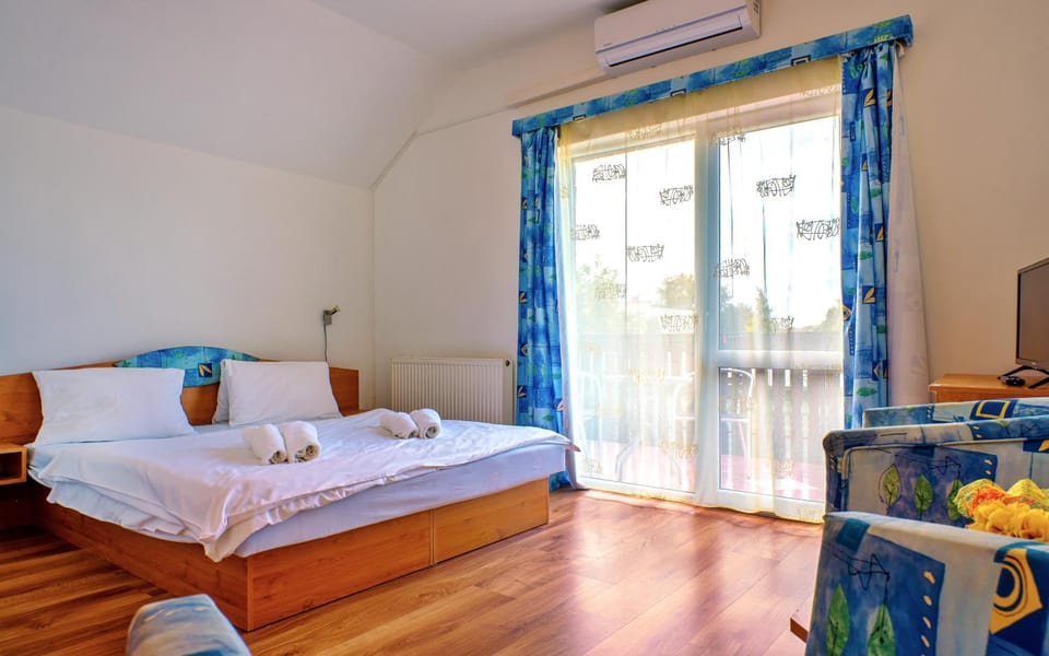 Bed, TV and multimedia, Balcony/Terrace, Photo of the whole room, Bedroom, towels
