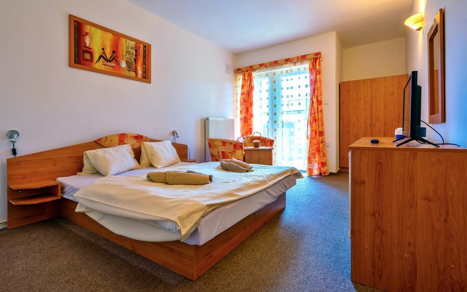 Bed, TV and multimedia, Photo of the whole room, Bedroom, towels