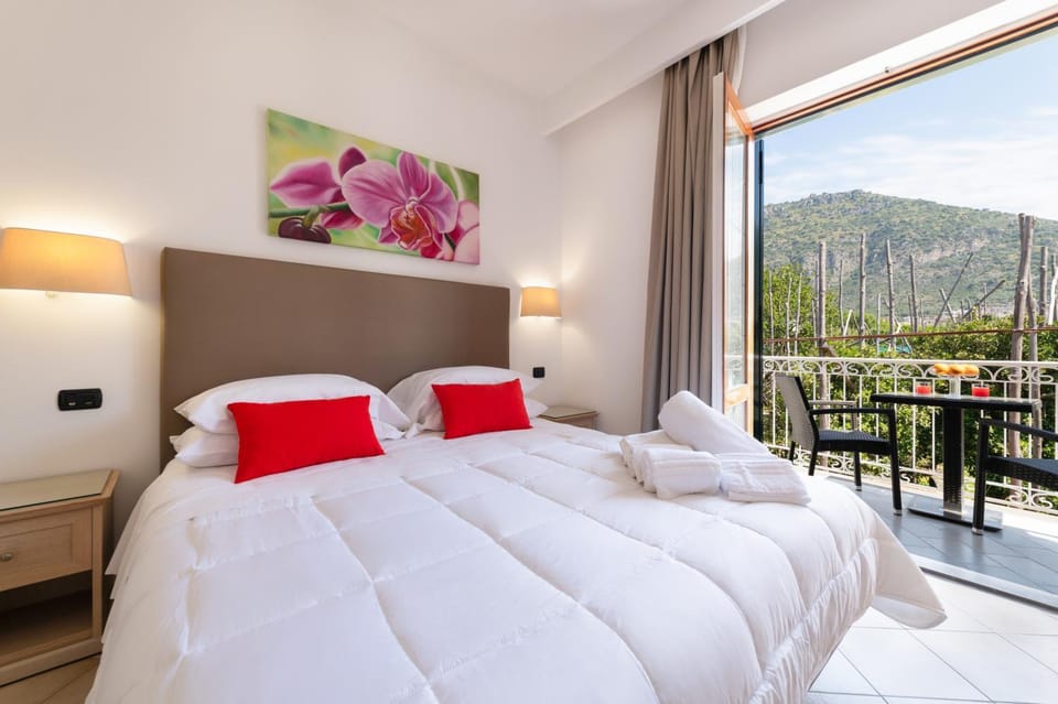 Bed, Balcony/Terrace, Photo of the whole room, Mountain view