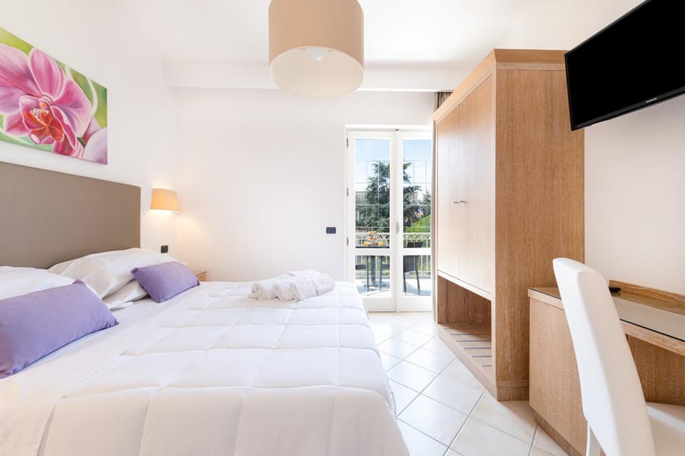 Bed, TV and multimedia, Photo of the whole room, Bedroom, wardrobe