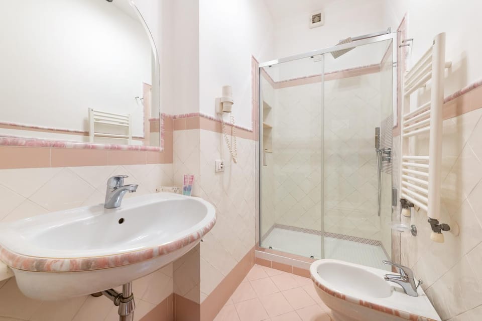 Shower, Toilet, Bathroom, bidet, towels