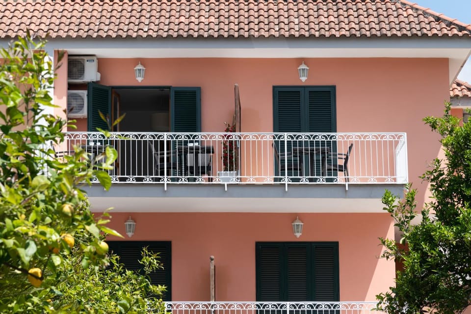 Property building, Facade/entrance, Balcony/Terrace