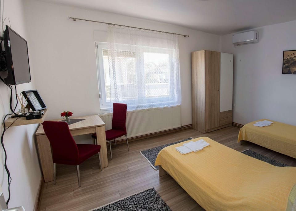 Bed, TV and multimedia, Bedroom