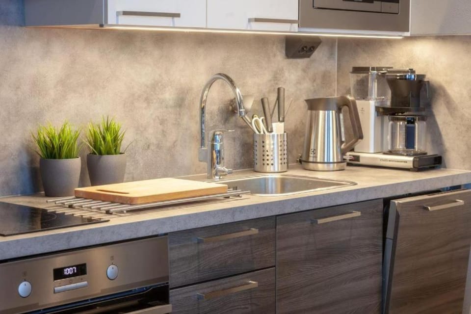 Coffee/tea facilities, Kitchen or kitchenette, dishwasher, oven, stove, toaster
