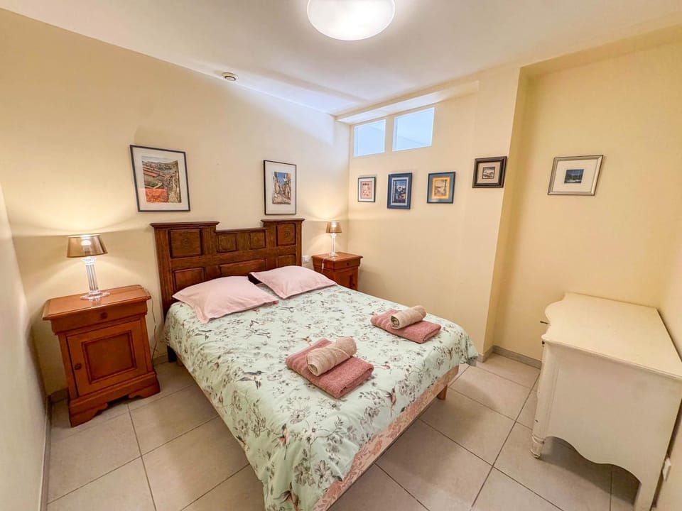 Bed, Photo of the whole room, Bedroom, towels