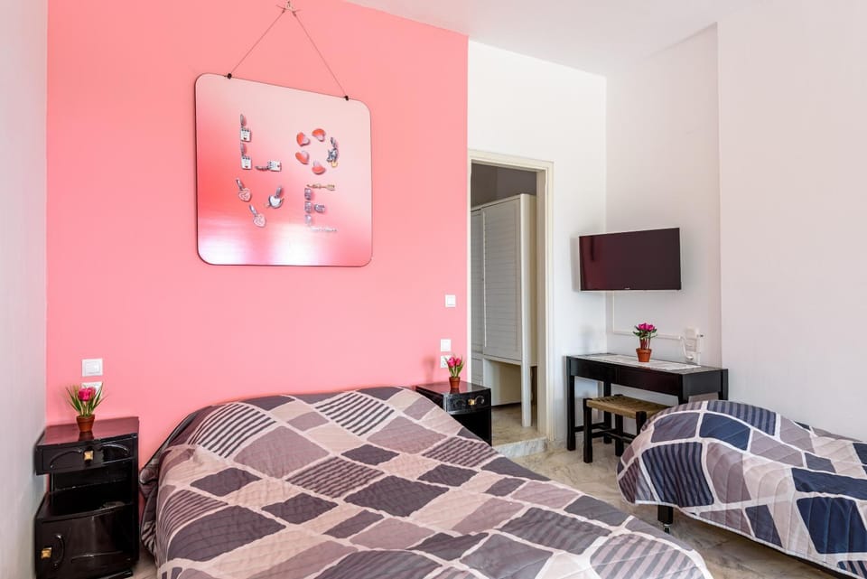 Bed, TV and multimedia, Photo of the whole room, Bedroom