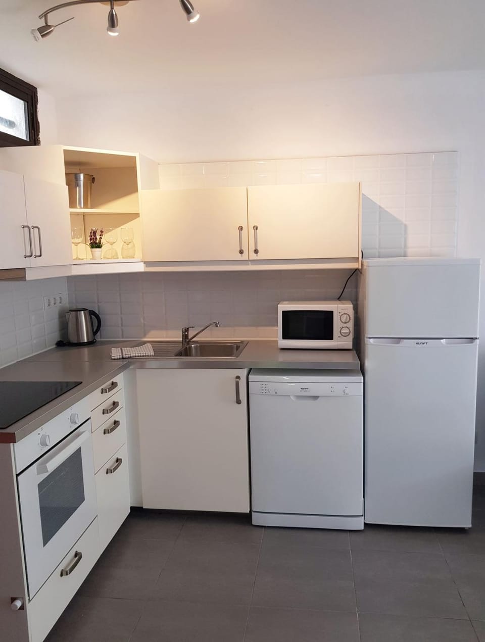 Kitchen or kitchenette, minibar, pet friendly, stove