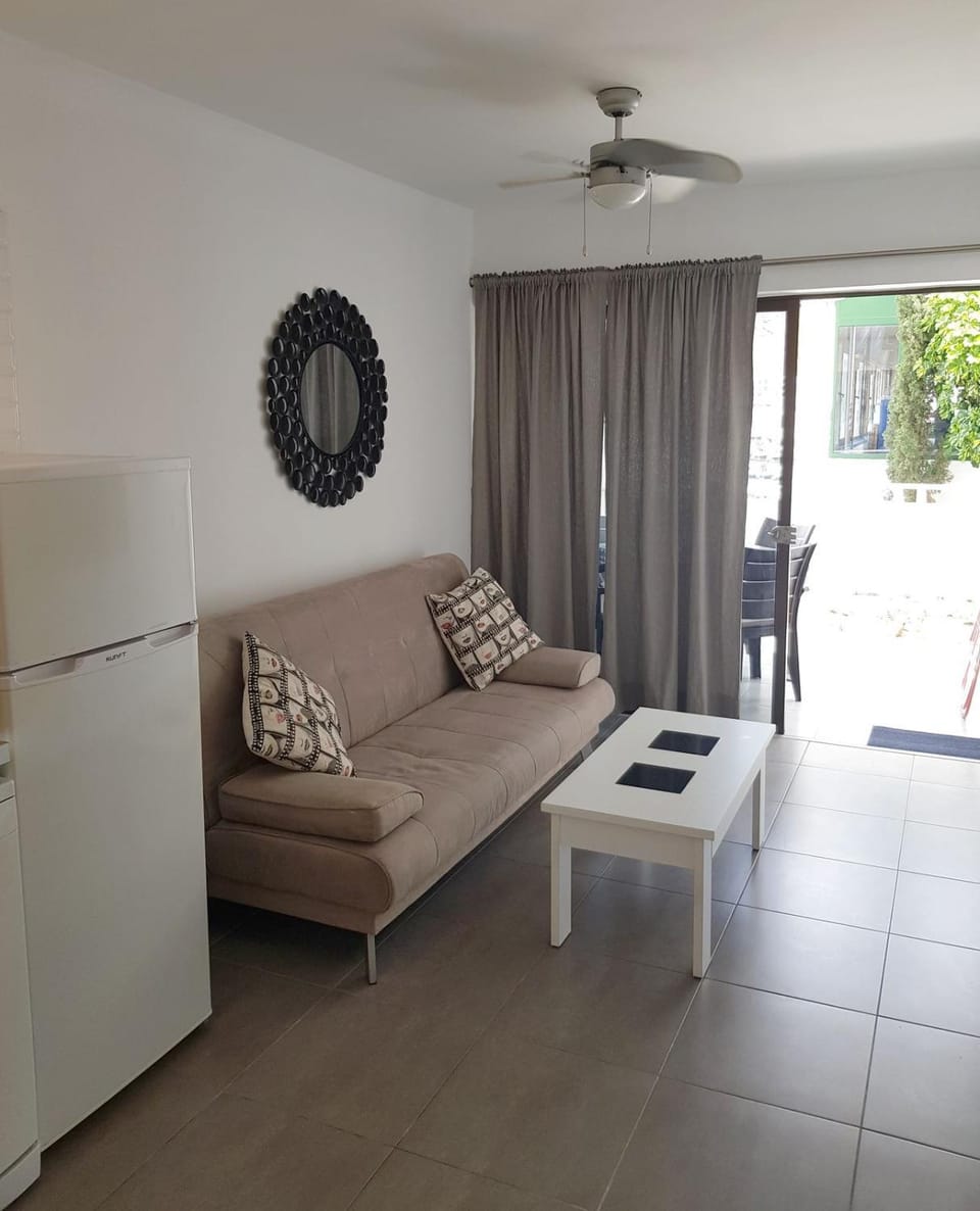 Balcony/Terrace, Living room, Seating area, locker