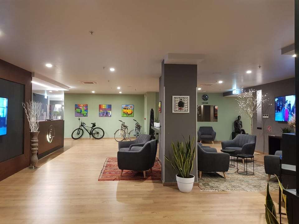 Communal lounge/ TV room, Lobby or reception