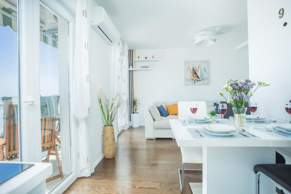 Living room, Seating area, Dining area, Drinks