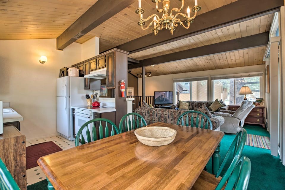 Mammoth Lakes Townhome < 2 Mi to Ski Area! House in Mammoth Lakes