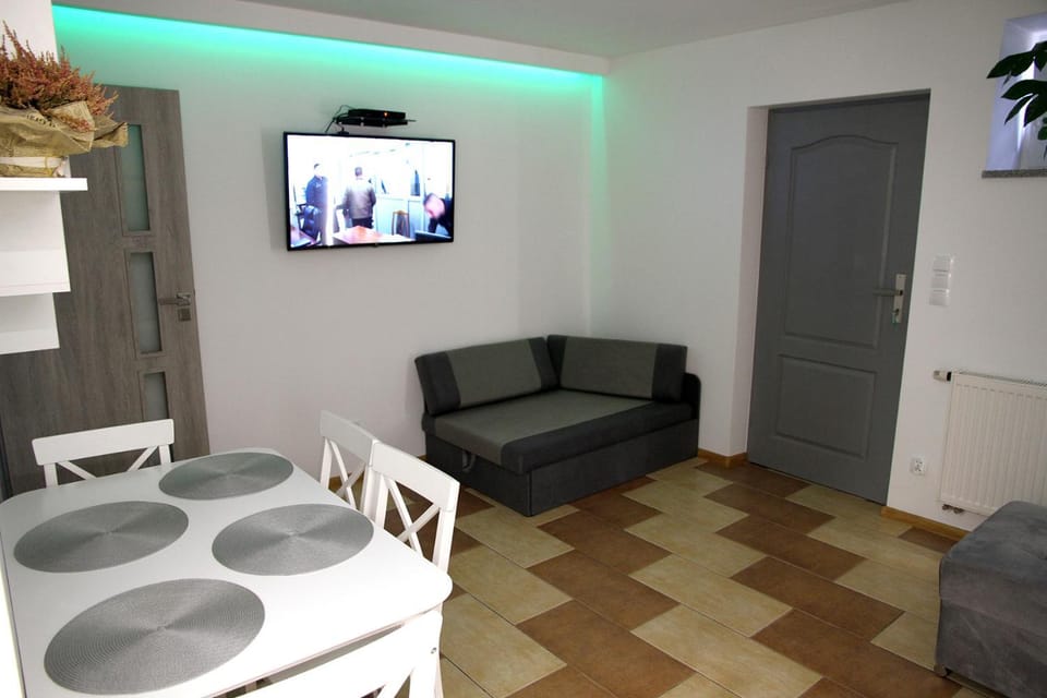 Communal lounge/ TV room, TV and multimedia, Living room, Seating area, Dining area