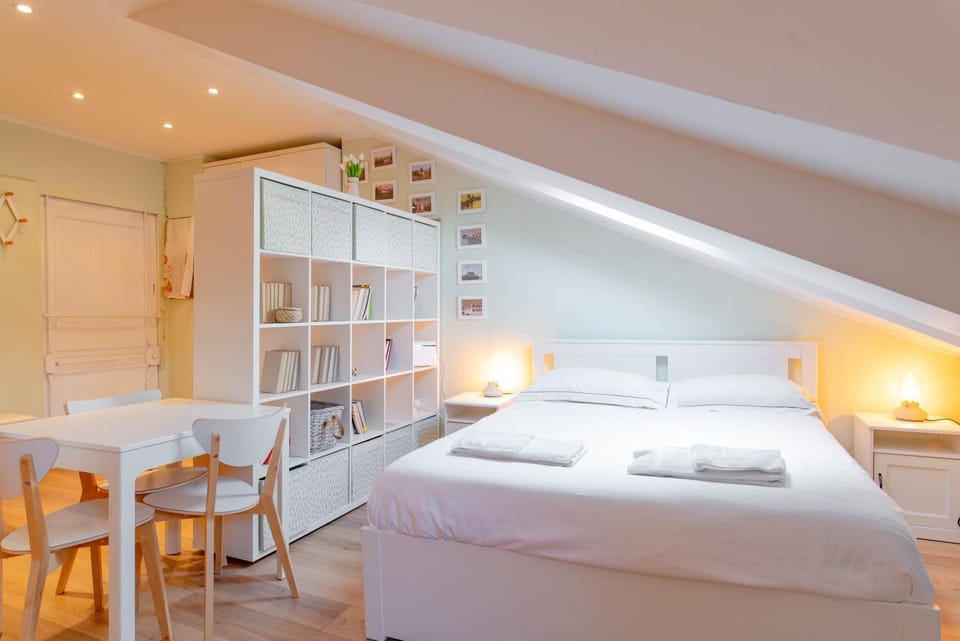 Bed, Dining area