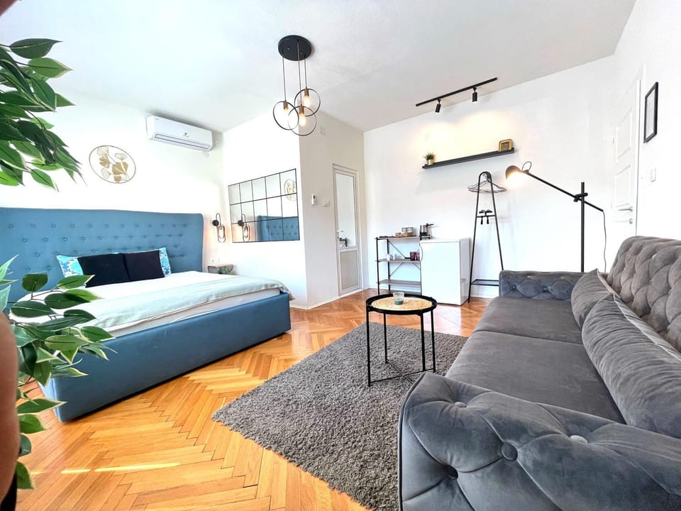 Toilet, Bed, TV and multimedia, Balcony/Terrace, Photo of the whole room, Seating area, Street view, Parking, furniture, heating, towels, air conditioner